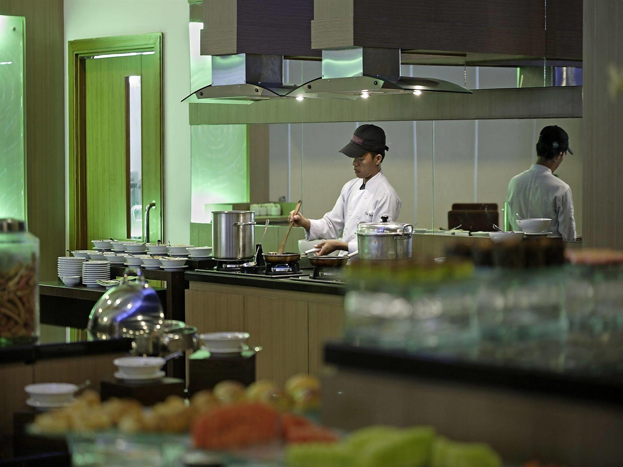 Hotel Santika Palu Luaran gambar