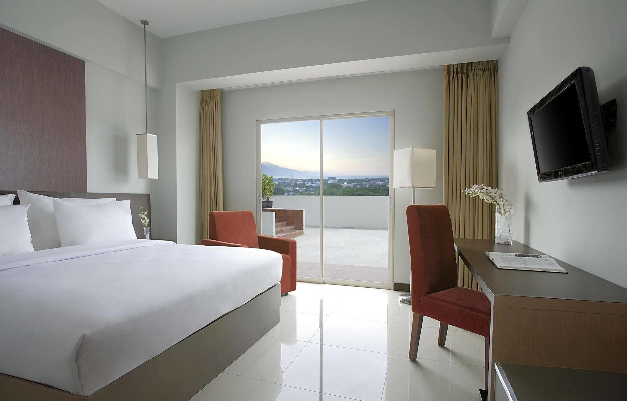 Hotel Santika Palu Luaran gambar